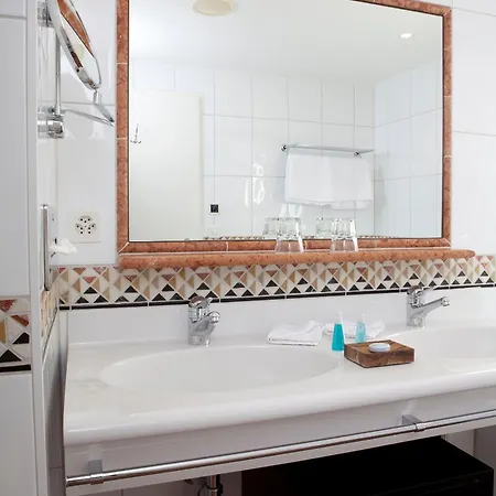 Saratz Hotel 4*